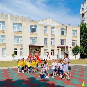 Echipele: gr.1 ,,Licuricii” și gr.3 ,,Piticii” au fost activi în cadrul concursului ,,Starturi vesele”